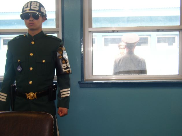 会議所内を警備する韓国軍兵士と窓越しで警備する北朝鮮兵士